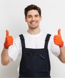 Freundlicher Hausmeister im Blaumann gibt Daumen hoch – Al Facility Management Service